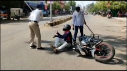 راهکار پلیس هند برای خلوت کردن خیابان‌ها در پی قرنطینه کرونا