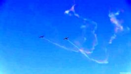 پرواز فورمیشن دو گلایدر،همراه دودهای رنگی بسیار زیبا