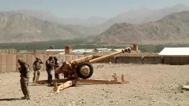 شلیک توپ ساخت شوروی D 30 توسط سربازان آمریکایی افغانی