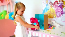 دیانا روما  دیاناشو  این داستان Diana Pretend Play with Toy Sewing machine