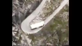 عبور وسایل نقلیه جاده خطرناک کوهستانی