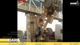 تصادف عجیب کامیون پل عابر پیاده در اصفهان