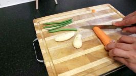 Episode 97   خرد کردن سبزیجات مورد نیاز خوراک لوبیا سبز به سبک آشپزی نیلوفر