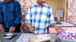 مرد هندی سریعتر ازدستگاه خرد کن پیاز ها را خرد می کند