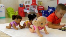 دیانا روما  روما وانمود می کند عروسک های زنده بازی میکند Diana and Roma