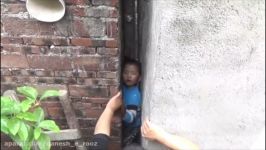 نجات پسر بچه شیطون گیر افتاده در میان دو دیوار