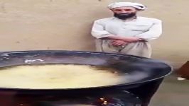 ببینید چطور دستشو میکنه توی روغن داغ