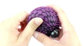 بریدن توپ ضد استرس برای دیدن مواد داخل آن