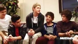 ~ Harry puts his hand on Louis leg