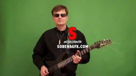 دانلود فوتیج كروماكی مرد گیتاریست همراه پرده سبز