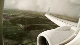 لندینگ تماشایی بوئینگ 737 KLM در هوای بارانی