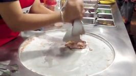 طرز تهیه بستنی فوری در اغذیه فروشی های خیابانی تایلند