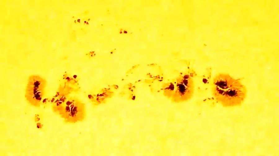 لکه های خورشیدی گروه آرپ2339 خورشید عبور می کنند