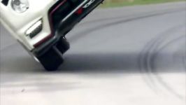 لاجکس فان  رکورد شکنی راندن خودرو بر روی 2 چرخ
