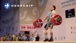 صحنه بلند کردن وزنه ۲۴۲ کیلوگرمی توسط وزنه بردار روس