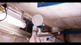 بازی فضانوردان حباب های آب پر شده کربن در فضا