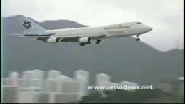 فرود B747 در فرودگاه محیر الفرود هنگ کنگ