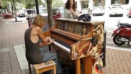 ویدیو مرد بیخانمانی پیانو میزنه ببینید چقدرخوب میزنه