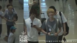 Taemin taking pictures of fans Incheon Airport