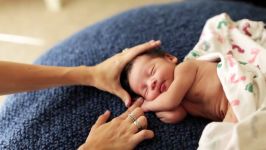عکاسی نوزادان دادن ژست فیگور به نوزاد  پز نوزاد