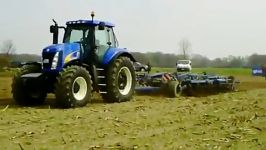 New Holland T 8040 in Aktion .