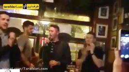 خواندن آهنگ توسط رابی کین در جشن صعود ایرلند به یورو