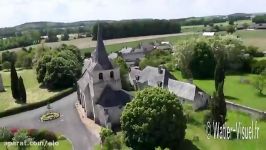 Église de Chartrené en Anjou bordée de culture de blé