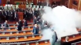 پرتاب گاز اشک آور در پارلمان کوزوو