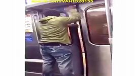 پرت شدن فجیع یک مرد در مترو به بیرون