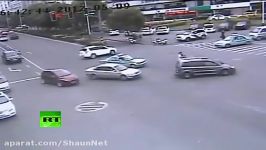 بی احتیاطی راننده ها کودک بچه ماشین بیرون پرتاب شد