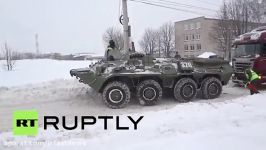 در برف روسیه ، نفربر نظامی به داد تریلی رسید