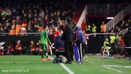 Fans protest to neville in Mestalla