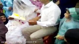 سیلی زدن داماد به عروس وقتی عروس دستشو گاز میگیره