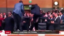 کتک کاری نمایندگان پارلمان ترکیه بر سر لایحه مصونیت