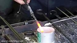 آموزش آهنگری یک انبر در یک مدرسه انگلیسی