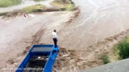 گرفتار شدن راننده نیسان میان سیلاب در جاده اردبیل مغان