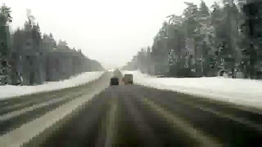 تصادف ماشین کامیون در هوای برفی مه آلود