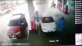 ویدیو لحظه آتش گرفتن خودرو در پمپ بنزین