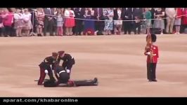 بیهوشی سرباز ویژه گارد سلطنتی انگلستان هنگام مراسم