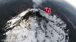 پرواز wingsuit بر بالای دهانه آتش فشان