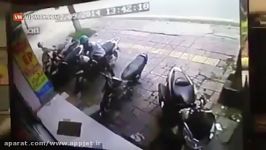 احمق ترین دزد موتور سیکلت...عجب کتکی خورد