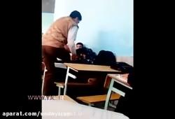 کتک زدن دانش آموز سرکلاس درس توسط معلم