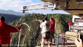 هنگ کردن دختر قبل Bungee Jumping