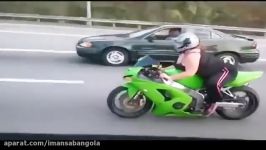 رانندگی موتور سیکلت سرعت بالا یک دختر را تماشا کنید