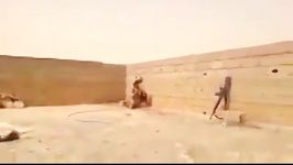 تلاش سربازان ارتش عراق برای پیدا کردن تک تیرانداز داعش
