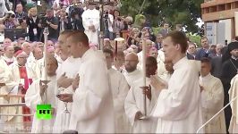 زمین خوردن پاپ فرانسیس در مقابل هزاران نفر در لهستان