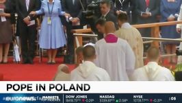 زمین خوردن پاپ هنگام برگزاری مراسم دعا در لهستان