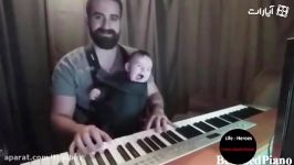 با پیانو زدن باباش خوابش میبره