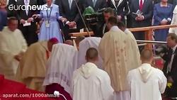 زمین خوردن پاپ هنگام برگزاری مراسم دعا در لهستان