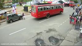 حادثه دلخراش مرگبار لِه شدن دختر زیر اتوبوس
